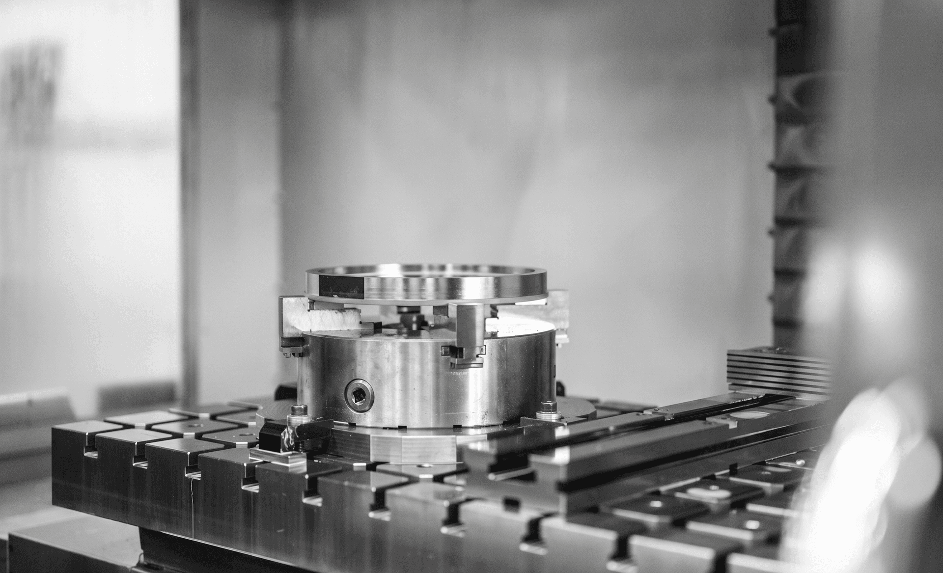 Pièce métallique usinée en mécanique de précision, illustrant l'impact des tolérances sur la gamme d'usinage